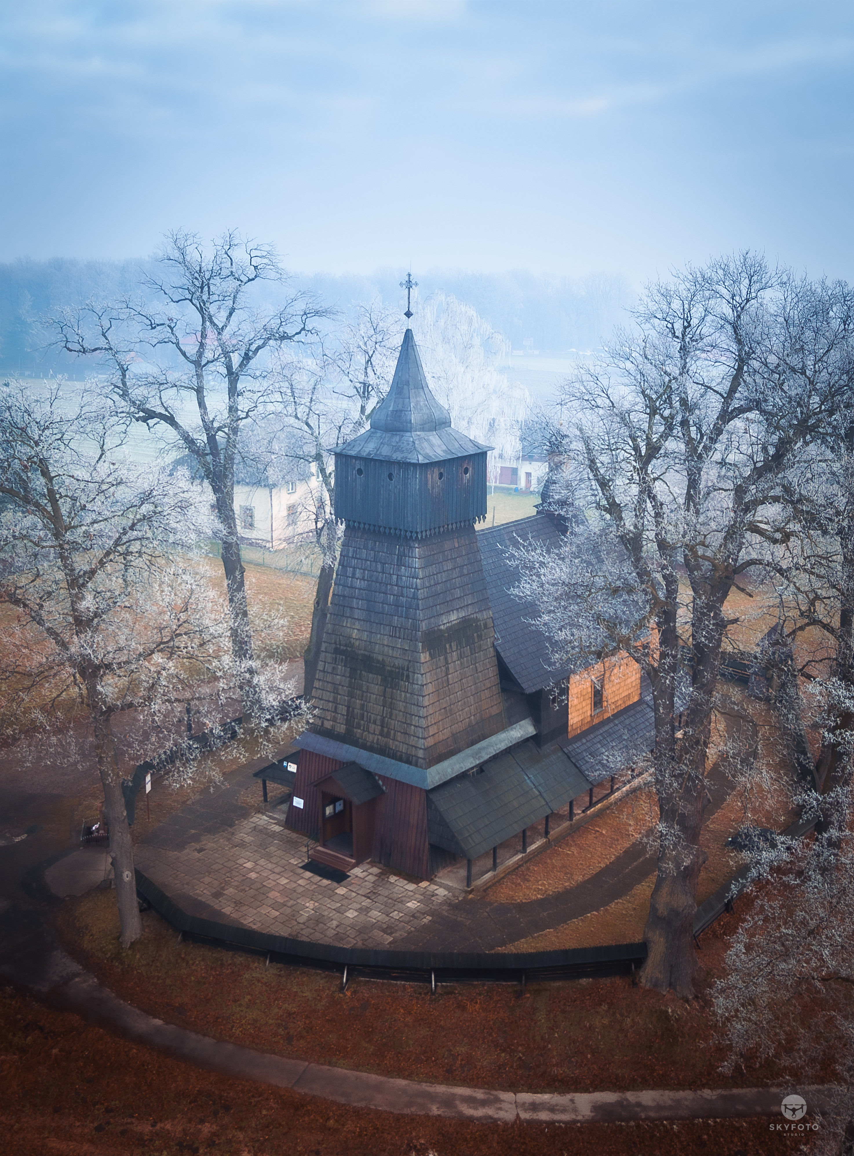 Zabytkowy kościół w Porębie Wielkiej